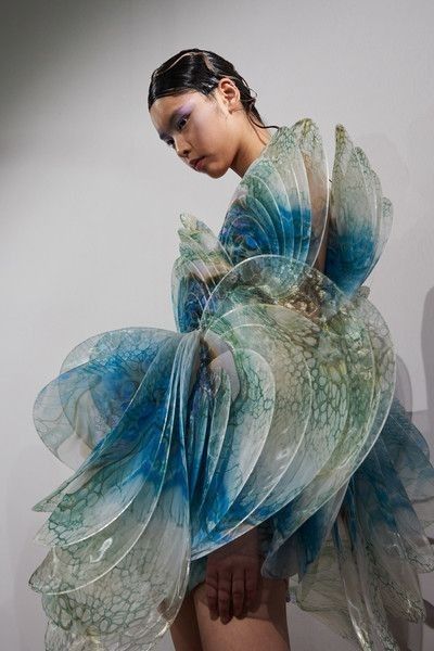 Water Fashion, Jae Suk, Sculptural Fashion, Origami Fashion, Collection Couture, Ocean Fashion, Iris Van Herpen, Architecture Art Design, Backstage Runway