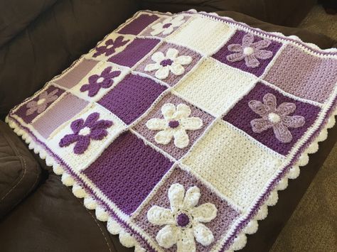 Purple and violet baby blanket Purple Knitted Blanket, Purple Granny Square Crochet, Purple Crochet Projects, Purple Crochet Blanket, Hekel Blokke, Diy Blankets, Purple Baby Blanket, Granny Blanket