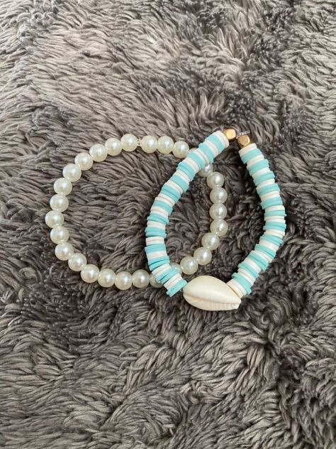 Beachy Bracelet Ideas Clay Beads, Ocean Aesthetic Bracelets, Simple Clay Bead Bracelet Ideas, Braclets Ideas Beads, Friendship Bracelets Clay Beads, Shell Clay Bead Bracelet, Cute Bracelet Ideas Clay Beads, Polymer Clay Bracelet Ideas, Preppy Aesthetic Summer