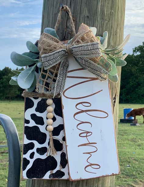 Cow Welcome Sign Front Door, Door Hanger Tags Diy, Tag Door Signs, Door Tags Wooden Diy Front Porch, Farmhouse Tags Diy, Wooden Door Tags Diy, Door Hanger Tags, Wood Tag Signs, Spring Door Signs Diy