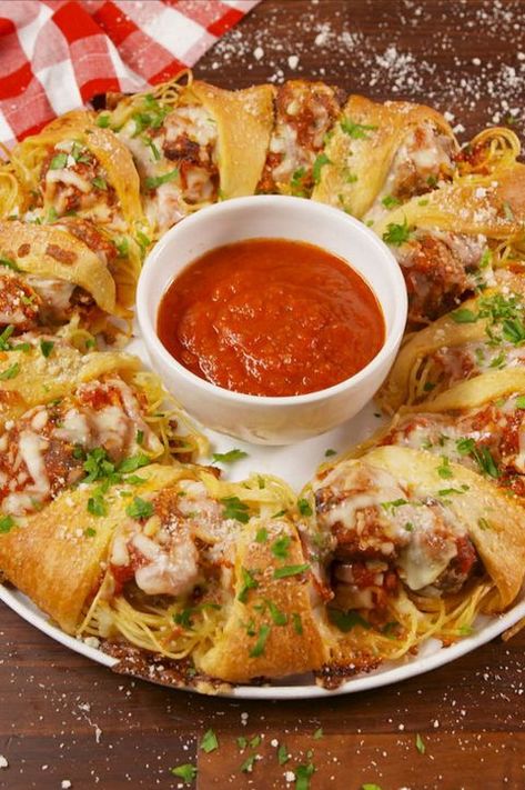 Spaghetti & Meatball Ring vertical Using Crescent Rolls, Easy Crescent Roll Recipes, Making Meatballs, Crescent Roll Appetizers, Easy Crescent Rolls, Cheesy Spaghetti, Crescent Recipes, Full Recipes, Ground Beef Dishes