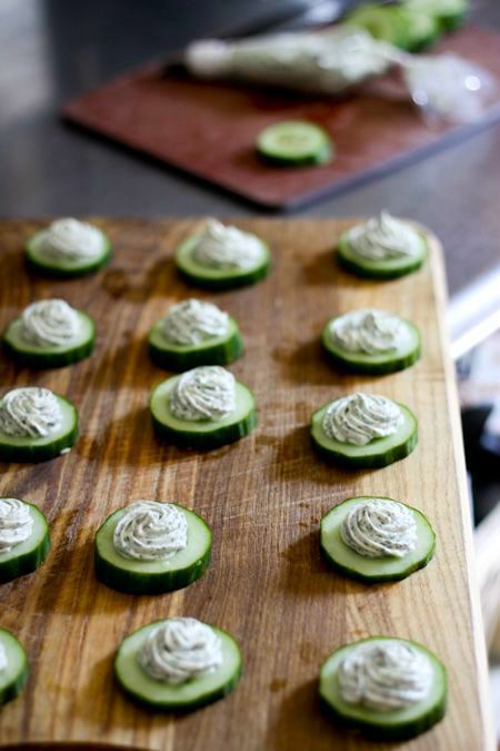 Cucumbers with Herbed Cream Cheese. This simple appetizer couldn't get any easier to prepare! Herbed Cream Cheese, Cream Cheese Appetizer, Summer Appetizer, Cucumber Recipes, Cheese Appetizers, Party Food Appetizers, Best Appetizers, Appetizers For Party, Appetizers Easy