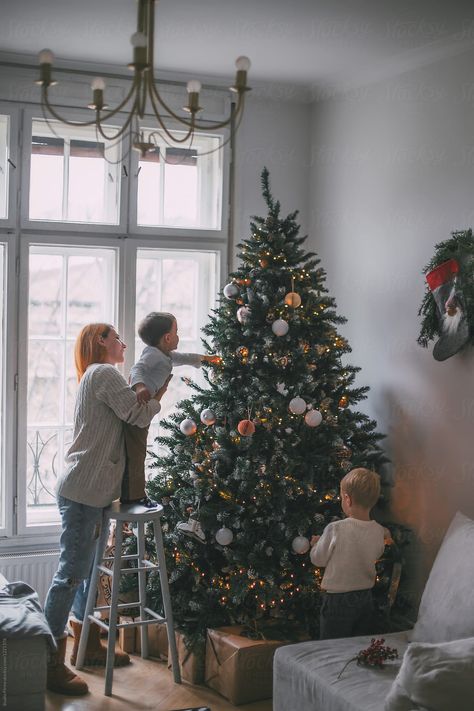 Christmas Tree Photoshoot, Christmas Family Photoshoot, Baby Christmas Photos, Xmas Photos, Family Christmas Pictures, Christmas Shoot, Christmas Family Photos, Gifts For Boyfriend, The Perfect Christmas