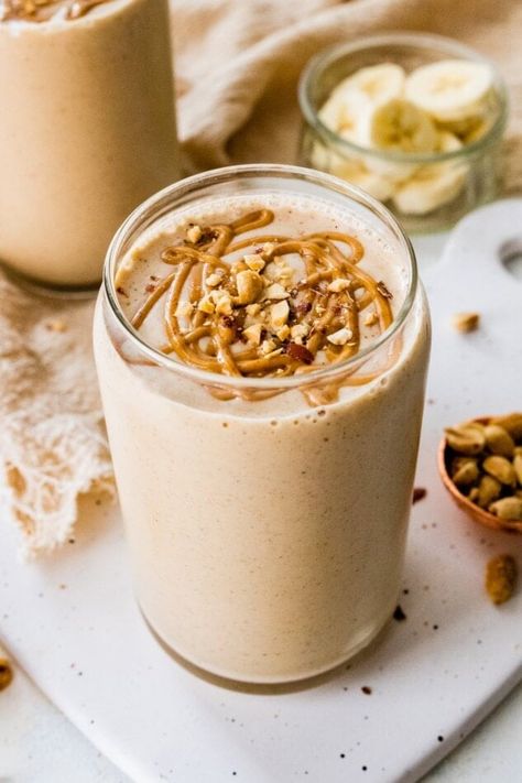 This peanut butter protein shake is made with just five simple ingredients. It’s filling, flavorful and packs in a whopping 30 grams of protein. Oatmeal Cookie Smoothie, Peanut Butter Protein Powder, Peanut Butter Banana Smoothie Recipe, Yummy Breakfast Smoothies, Peanut Butter Protein Shake, Oatmeal Smoothie, Coffee Protein Shake, 30 Grams Of Protein, Peanut Butter Banana Smoothie