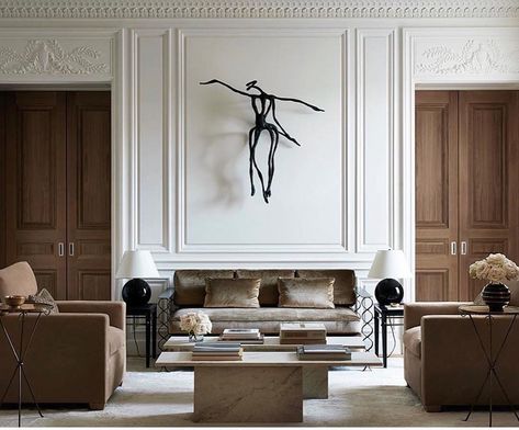 Today we have moldings on our mind as we work through the details of a few new construction projects. This Chicago home designed by Atelier AM has inspired us with its gorgeous plaster moldings and sky high ceiling! Artwork by Chris Ofili. #designinspiration #designerdiaries Atelier Am, Home Atelier, Los Angeles Interior Design, Perfect Living Room, Foyer Design, Design Del Prodotto, World Of Interiors, Notting Hill, Classic Interior