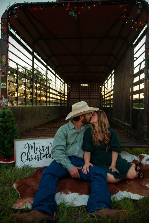 Christmas Country Photoshoot, Ranch Christmas Photoshoot, Christmas Tree Farm Photo Shoot Blanket, Cow Trailer Christmas Pictures, Christmas Trailer Photoshoot, Western Christmas Photoshoot Family, Trailer Christmas Photoshoot, Western Christmas Couple Photoshoot, Barnyard Christmas Decor