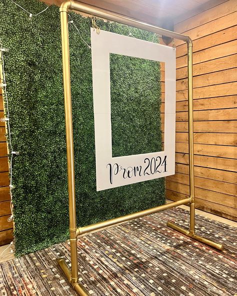 Homecoming Decorations For House, Outdoor Prom Decorations, Prom Walkway Ideas, Year 6 Prom Ideas, Prom Inspo Decoration, A Walk Down Memory Lane Prom Theme, Hoco Backdrops For Pictures, Hoco Decor Ideas, Outdoor Prom Ideas