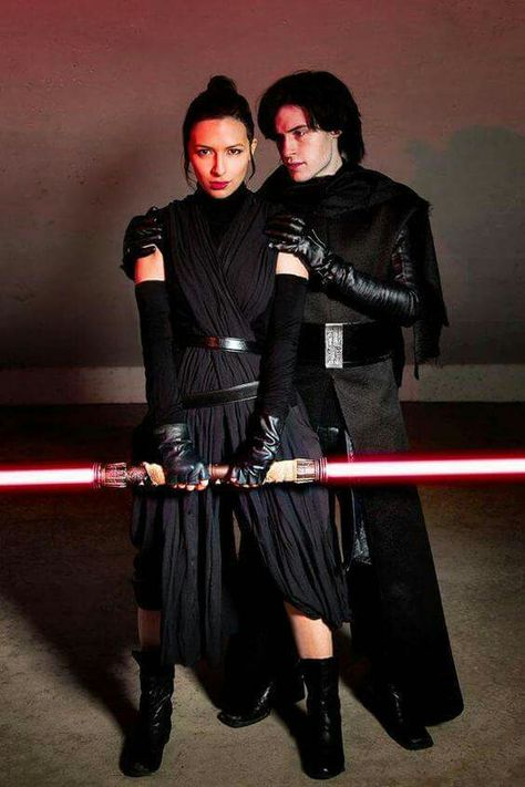 Dark side Rey Star Wars Outfit, Disfraz Star Wars, Rey Costume, Star Wars Couples, Rey Cosplay, Cosplay Couple, Couples Cosplay, Halloween Parejas, Couple Cosplay