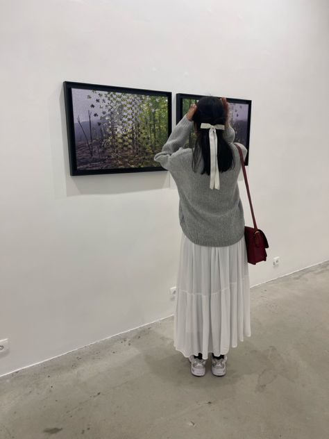 Museum aesthetic pic cute aesthetic no face picture no-face long white maxi skirt outfit gray sweatshirt ribbon hairstyle aesthetic pic inspo Ribbon Hairstyle Aesthetic, Grey Maxi Skirt Outfit, Korea Fits, White Maxi Skirt Outfit, Hairstyle Aesthetic, Pic Cute, Uni Fits, Maxi Skirt Outfit, Grey Maxi Skirts