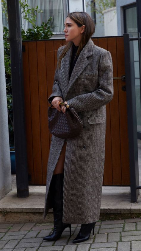 Herringbone Wool Coat, Herringbone Coat Outfit, Europe Fall Outfits, Outfits For 2023, Long Coat Outfit, Modest Casual Outfits, Herringbone Coat, Knitwear Outfit, 사진 촬영 포즈