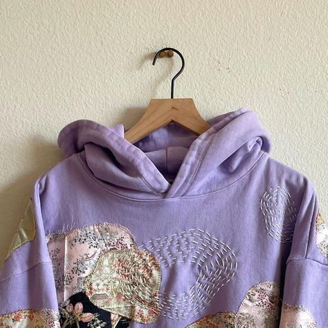 Altered Hoodie, Embroidery Hoodie Ideas, Embroidery Clothes Ideas, Diy Hoodie Design, Hoodie Embroidery Ideas, Patch Work Hoodie, Patched Sweatshirt, Diy Hoodies, Patchwork Hoodies