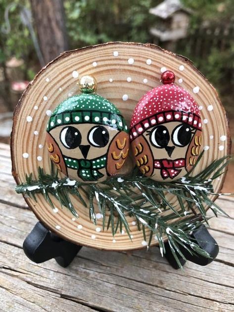 Rock Ornaments, Winter Owls, Christmas Pebble Art, Two Owls, Winter Owl, Rock Painting Tutorial, Diy Rock Art, Wood Slice Art, Floral Wrapping Paper