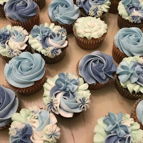 Dreamy Blue and White Floral Cupcakes @milkandwaterbakingco White Floral Cupcakes, Creative Cupcake Ideas, Frost Cupcakes, Cupcakes Flores, Cupcakes Design, Awesome Desserts, Swirl Cupcakes, Best Cupcakes, Cupcake Cake Designs