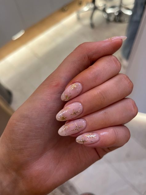 Xmas Nails Aesthetic, Holiday Nails Gold, Minimalistic Christmas Nails, New Years Nails Design, Gold Christmas Nails, Christmas Aesthetic Nails, Cristmass Nails 2024, Christmas Biab Nails, Holiday Nail Inspo