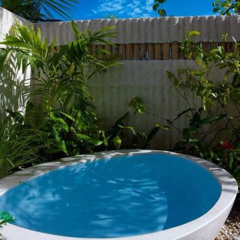 pool Island Style Decor, Ideas De Piscina, Homemade Pools, Backyard Pool Design, Stock Tank Pool, Maldives Resort, Small Pools, Fence Landscaping, Outdoor Bathrooms