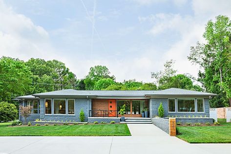 Atomic Ranch on Instagram: “Don't mind us while we stop at stare. This North Carolina stunner belonging to @hollyschoolmeester is still one of our favorite shoots.…” Mid Century Modern Exterior Paint, Green Ranch, Mid Century Modern Ranch, Mid Century Modern Exterior, Ranch House Exterior, Mid Century Exterior, Ranch Remodel, Mid Century Ranch, Modern Ranch