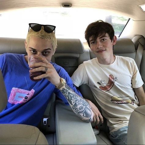 pete davidson and griffin gluck in the car Adolescence Aesthetic, Big Time Adolescence, Aesthetic Wallpaper Pfp, Griffin Gluck, Wallpaper Pfp, Pete Davidson, John Mulaney, Movie Fashion, Daniel Craig