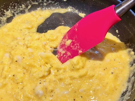 French Scrambled Eggs Recipe, French Style Scrambled Eggs, Creme Fraiche Eggs, How To Use Creme Fraiche, Recipes Using Creme Fraiche, Creme Fraiche Uses, French Scrambled Eggs, Bobby Flay Brunch, Creme Fraiche Recipe