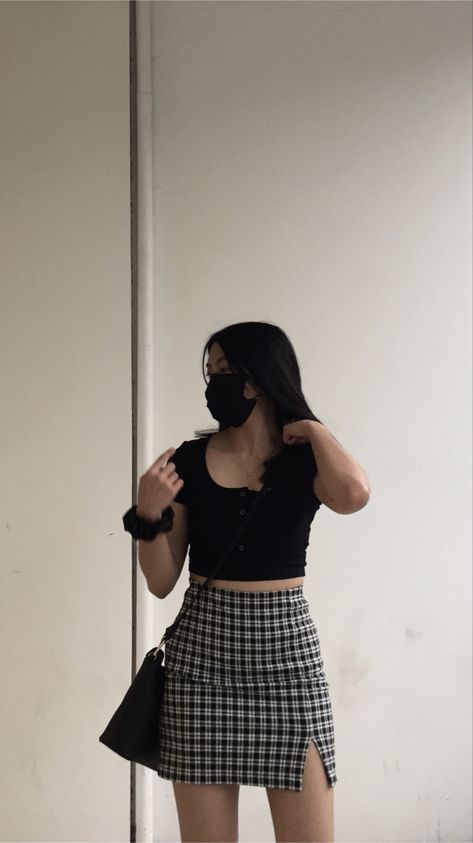 Plaid Crop Top Outfit, Black Sleeveless Top Outfit, Black Plaid Skirt Outfit, Black Crop Top Skirt, Checkered Skirt Outfit, Sleeveless Top Outfit, Black And White Crop Tops, Dress And Sneakers Outfit, Black Plaid Skirt