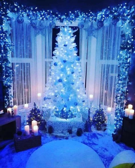 Blue Christmas Tree Decorations, White Christmas Tree Decorations, Blue Christmas Decor, Silver Christmas Decorations, Christmas Tree Decorating Themes, Blue Christmas Tree, Creative Christmas Trees, Christmas Decor Inspiration, Christmas Tree Inspiration