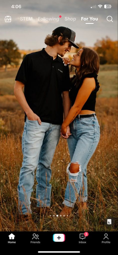 Western Couple Photoshoot, Fall Couple Pictures, Country Couple Pictures, Fall Couple Photos, Fall Photo Shoot Outfits, Cute Country Couples, Western Photoshoot, Explore Aesthetic, Engagement Picture Outfits