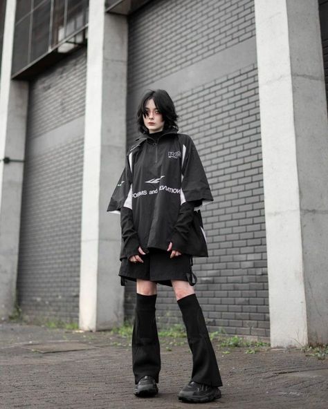 Cyberpunk Outfit Inspiration, Future Clothing Concept, Futuristic Street Wear, Black Cybercore Outfit, Dark Cybercore Outfits, Techwear Women Outfit, Techcore Outfit, Cyberdog Fashion, Cyberpunk Girl Outfit