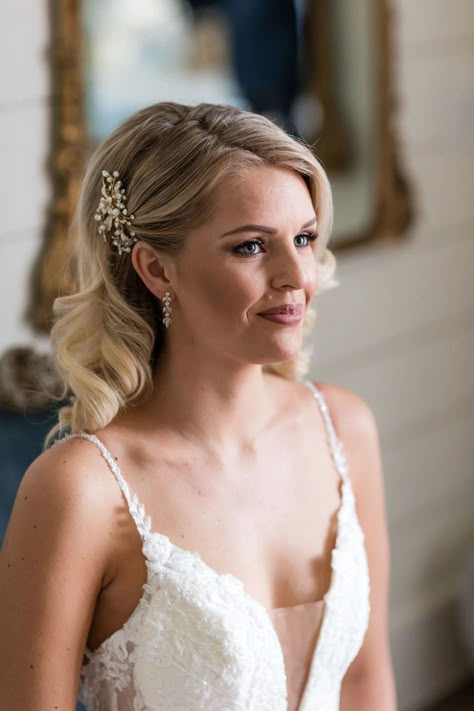 Wedding Down Hairstyles Short Hair, Short One Sided Hairstyle, Wedding Bob Hairstyles Straight, Bridal Hair Mid Length Half Up, Short Bob Hair Wedding Styles, Hair Down Shoulder Length Wedding, Mid Length Curly Wedding Hairstyles, Bridal Hairstyles For Mid Length Hair, Mid Length Wedding Hair With Veil