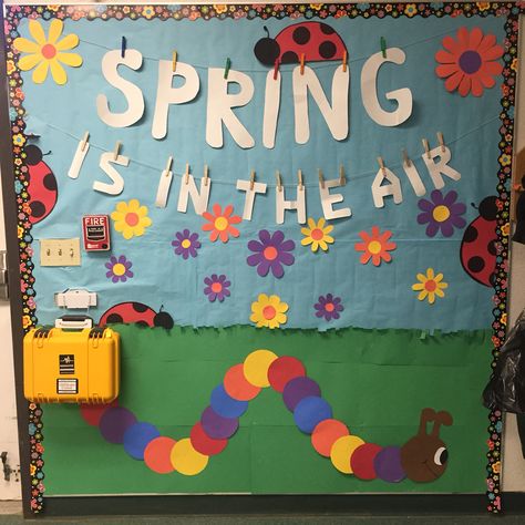 Spring classroom decor! Classroom wall, classroom door Classroom Decorations Preschool, Kindergarten Door, Spring Classroom Decorations, Halloween Home Decor Ideas, Grub Hub, Easter Classroom, Spring Board, Easter Crafts Preschool, Bulletin Boards Classroom Decor