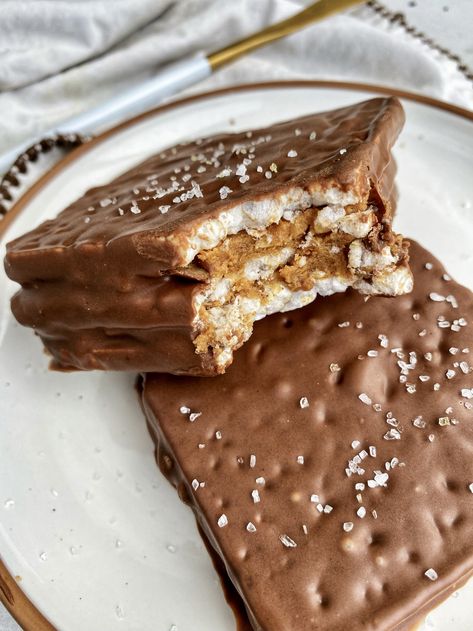 Rice Cake Snickers Rice Cake Bars, Snickers Protein Bar, Protein Snickers, Energizing Snacks, Rice Cakes Healthy, Snickers Protein, Rice Cake Snacks, Cake Bars Recipe, Clean Desserts