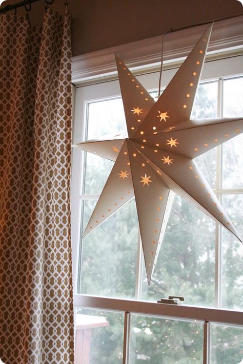 This is a great idea. It's a paper start fro Pottery Barn that the blogger repurposed.  Check it out. #star Scandinavian Stars, Semi Ideas, Diy Christmas Star, Lamp Making, Paper Star Lanterns, Paper Lantern Lights, Star Lanterns, Diy Lanterns, Paper Stars