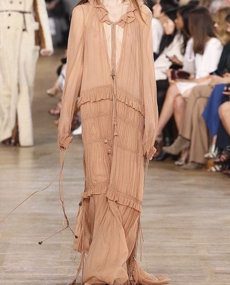 Chloe | #runway #fashion #style #chloe #bohemian #boho #bohochic #opulentmemory Chloe Boho Style, 70s Goddess, Chloe Aesthetic, Chloe 2024, Dubai 2023, Edgy Bohemian, Chloe Fashion, Minimal Dress, Minimal Boho