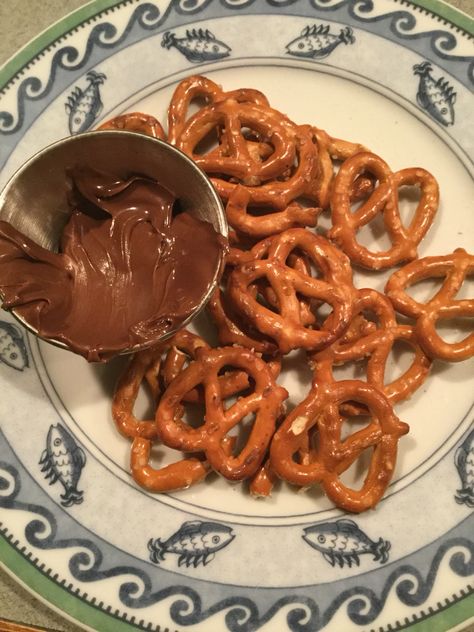 Nutella and pretzels, yum yum Cute Snack Ideas Aesthetic, Nutella Pretzel, Nutella Snacks, Healthy Lunch Snacks, Food Babe, Healthy Food Motivation, Homemade Snacks, Food Is Fuel, Unhealthy Food