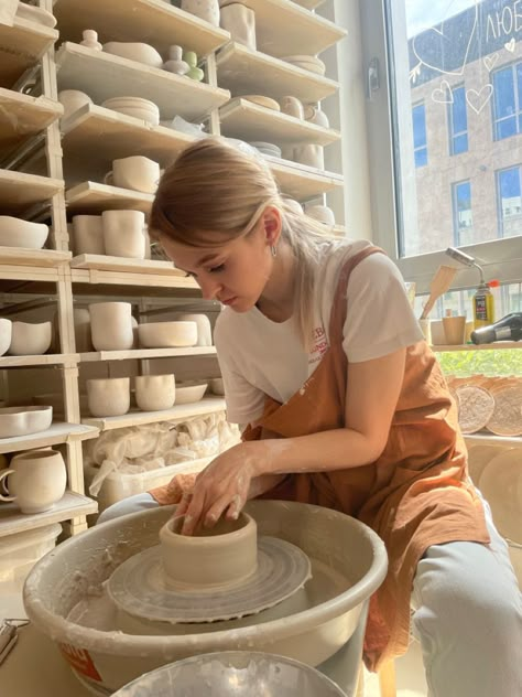 Гончарный круг мастерская в Москве Ceramic Making Aesthetic, Hobbies Astethic, Pottery Girl Aesthetic, Pottery Aesthetic Girl, Painting Class Aesthetic, Sculptor Aesthetic, Pottery Making Aesthetic, Art Hobby Aesthetic, Girl Hobbies Aesthetic