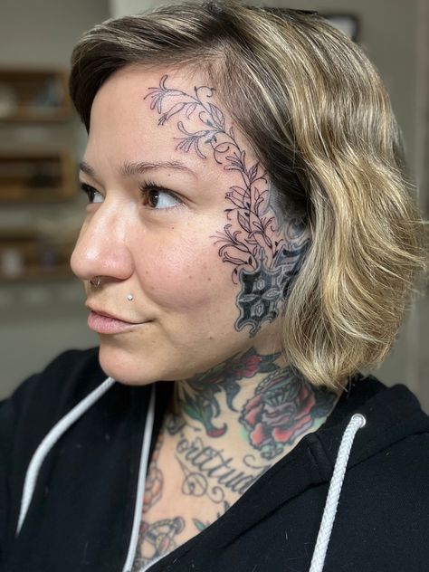 Pretty face tattoo for women Nature Face Tattoo, Women Face Tattoo, Old Women With Tattoos, Face Tattoos For Women, Facial Tattoos, Body Tattoo, Full Body Tattoo, Women Face, Face Tattoos