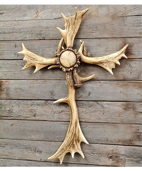 Love my cabin decor! Hirsch Silhouette, Antler Projects, Antler Ideas, Deer Antler Decor, Antlers Decor, Antler Crafts, Black Forest Decor, Western Cross, Antler Art