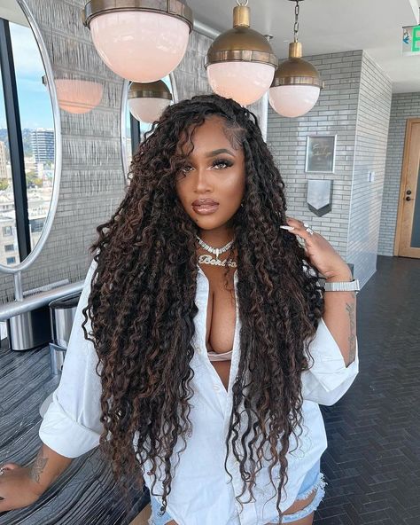 Loving these stunning jumbo boho faux locs on the fabulous bonitarebel using bonitalocs! 💁🏾‍♀️✨ Get into this gorgeous look and save it for your next hair inspo! Major shoutout to bonitarebel for slaying this style! 😍 #BohoLocs #GoddessLocs #FauxLocs #Locs #LocsStyles #Hairstyles #HairInspo #BraidStyles #HairConversations Long Faux Locs Hairstyles, Long Faux Locs, Boho Faux Locs, Flips Hair, Faux Locs Styles, Boho Locs, Hair Tinsel, Hair Cuffs, Faux Locs Hairstyles