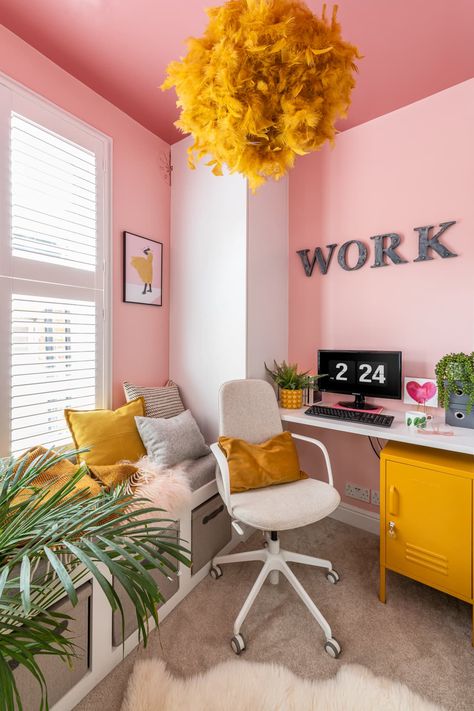 Pink Home Offices, Pink Home Office, Yellow Office, Murs Roses, Home Worker, Pink Office, Pink Baths, Office Designs, Best Office