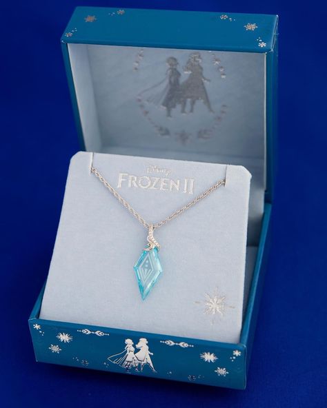 Disney Princess Jewelry, Frozen Necklace, Frozen Jewelry, Frozen Pictures, Princess Jewelry, Bead Charms Diy, Dream Gift, Pandora Bracelet Charms, Barbie Accessories