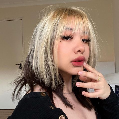 Bleached Hair Streaks, Brown Hair Underneath, Blonde Hair Tips, Short Ombre Hair, Hair Color Underneath, Red Hair Inspo, Shot Hair Styles, Hair Color For Women, Long Hair With Bangs