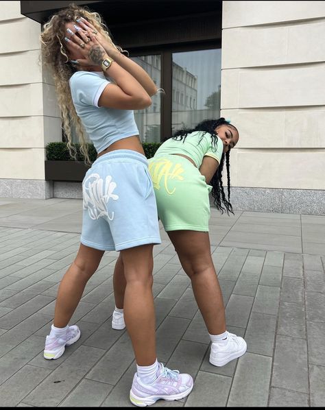 Pastel Outfits For Women, Baddie Poses, Cute Sweater Outfits, Tracksuit Outfit, Girl Friendship, Pastel Outfit, Streetwear Shorts, Hip Hop Streetwear, Tracksuit Women