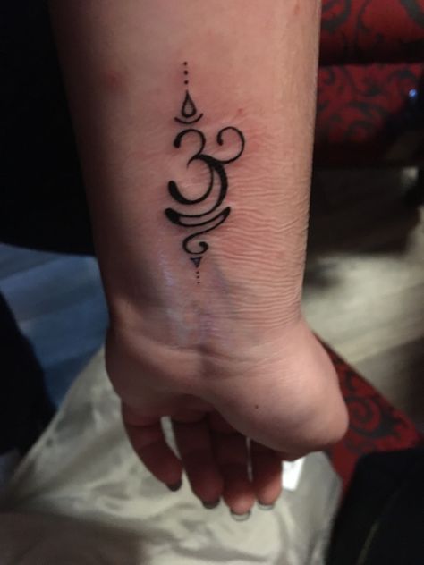 Tattoos For Women Forearm, Women Forearm Tattoo, Sanskrit Tattoos, Ohm Tattoo, Dragon Tattoo Drawing, Om Tattoo Design, Sanskrit Tattoo, Grunge Tattoo, Om Tattoo