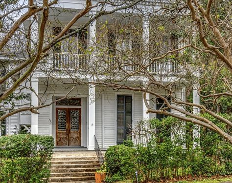 Circa 1890 Renovated Home For Sale in MS Under $180K - OLD HOUSE CALLING Old Southern Homes Interior, Old Mansions For Sale, Hydrangea House, 1800s House, Abandoned Mansion For Sale, Old Southern Homes, 1900s Home, Southern Home Interior, Historic Homes For Sale