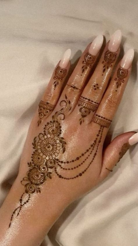 Simple Henna Design Aesthetic, Mendhi Designs Backhand, Simple Cute Henna Designs, Henna Ideas Aesthetic, Eid Henna Designs Arabic, Arab Henna Designs, Henna Inspo Simple, Henna Designs Aesthetic, Aesthetic Henna Designs