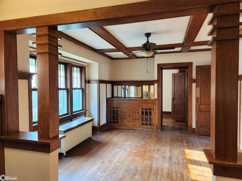 Craftsman Mission Style Homes, Midcentury Craftsman Interior, Craftsman Wall Colors, Craftmans Style Interiors Modern, Craftsman Ceiling Beams, Craftmen Houses Interior, 1920 Craftsman Bungalow Interior, Early 1900s Home, 1920s Home Interior Craftsman Style