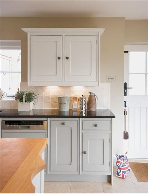 Hardwick White, Farrow And Ball Kitchen, Modern Country Kitchens, Farrow And Ball, Kitchen Cabinet Colors, Grey Kitchens, Paint Colours, Bespoke Kitchens, Grey Kitchen