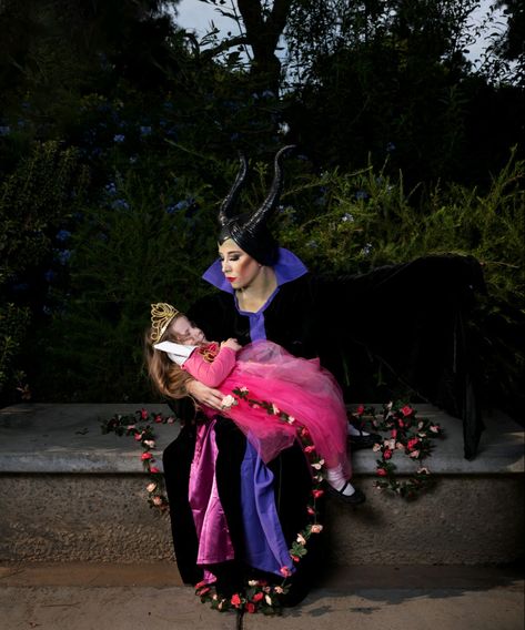 Maleficent Family Costume, Disney Theme Photoshoot, Malificiant And Aurora Costume, Themed Family Photoshoot Ideas, Mommy And Me Princess Photo Shoot, Aurora Family Costumes, Maleficent Family Costume Ideas, Mother Daughter Cosplay Ideas, Sleeping Beauty Family Costume