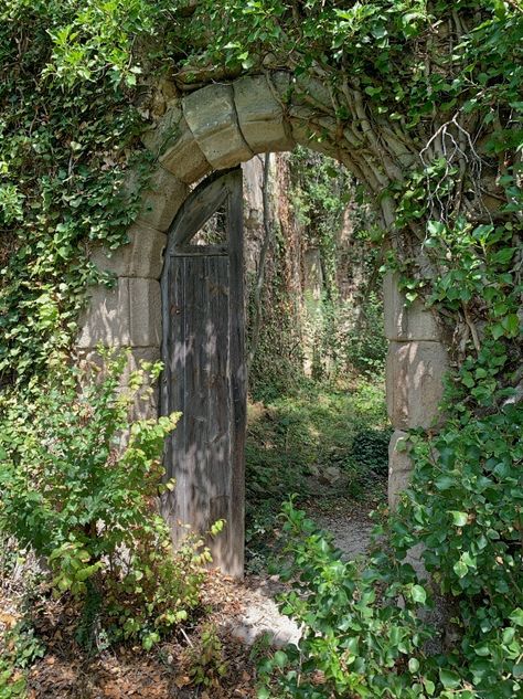 Castles.nl - La Roche-Faugère Castle Overgrown Garden Wedding, Overgrown Castle, Aged Architecture, Wedding Gardens, Walled Gardens, Rustic Pergola, Ideal Aesthetic, Small Castles, Ravenclaw Aesthetic