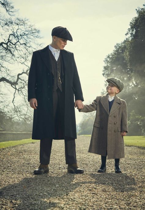 Tommy & Charlie Shelby; Peaky Blinders Charlotte Riley Peaky Blinders, Thomas And Grace, Peaky Blinders Fashion, Costume Peaky Blinders, Peaky Blinders Costume, Peaky Blinders Style, Peaky Blinders Season, Peaky Fookin Blinders, Peaky Blinders Poster