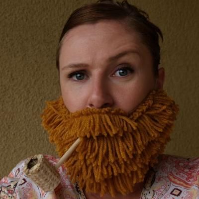 DIY Yarn Beards {Tutorial}  I think I need to make one! duck dynasty watchin' beard club. @Elizabeth Steward-Betts  @Vanessa Cox we could wear them to work! hehehe Felt Beard, Yarn Beard, Glitter Beards, Diy Beard, Diy Yarn, Sewing Elastic, Quick Crafts, Gag Gifts Funny, Yarn Diy