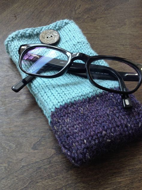 Knitted Glasses Case, Knitted Gift Ideas, Items To Make And Sell, Learning To Knit, Crochet Pouch, Minimalist Pattern, Knitting Gift, Glasses Case, Knitting Ideas